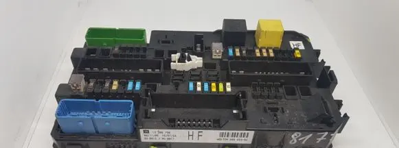 Opel Zafira B Fuse module 13206758
