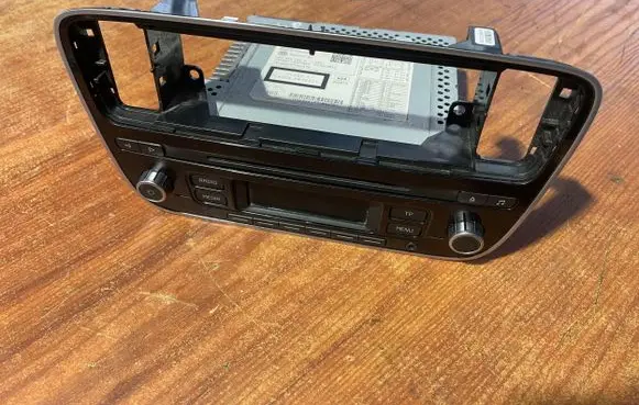 Volkswagen e-Up Radio/CD/DVD/GPS head unit 1S0035156A