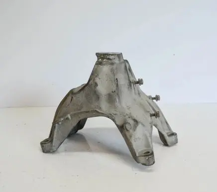 Audi A4 S4 B8 8K Engine mounting bracket 8K0199308C