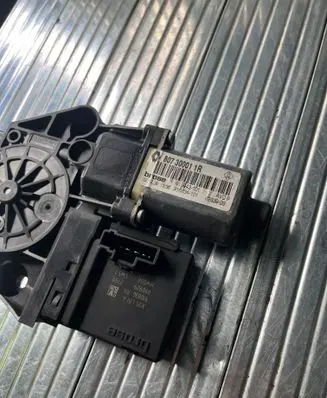 Renault Scenic III - Grand scenic III Front door window regulator motor 807300011R