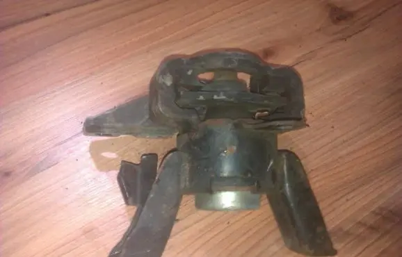 Mazda 323 Engine mount bracket