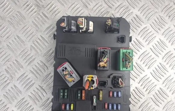 Citroen Xsara Fuse module 9653667680 BSIE0200 85220E