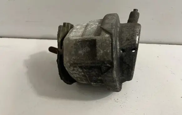 BMW 5 E60 E61 Engine mount bracket 6769874