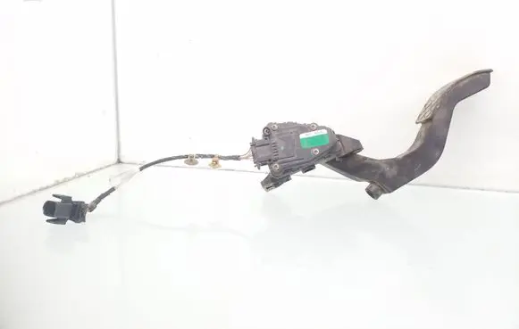 Volkswagen PASSAT B5 Accelerator throttle pedal 8D1721523A 8D0971657E