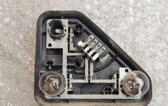 BMW 5 E39 Tail light bulb cover holder 8371325