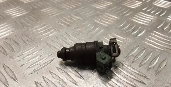 Volkswagen Golf IV Fuel injector 037906031AA