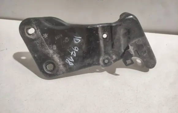 Maserati Ghibli Fender mounting bracket B496