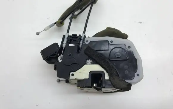 Nissan Leaf I (ZE0) Rear door lock
