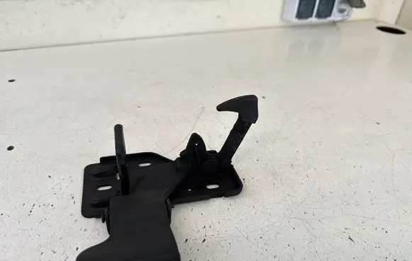 Volkswagen Multivan T5 Engine bonnet/hood lock/latch loop/hook 7H0823480A