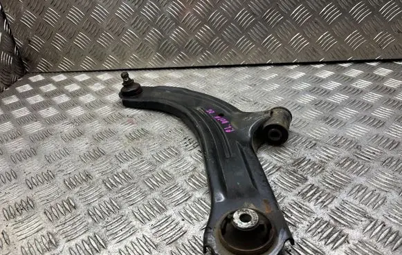Nissan Note (E11) Front lower control arm/wishbone