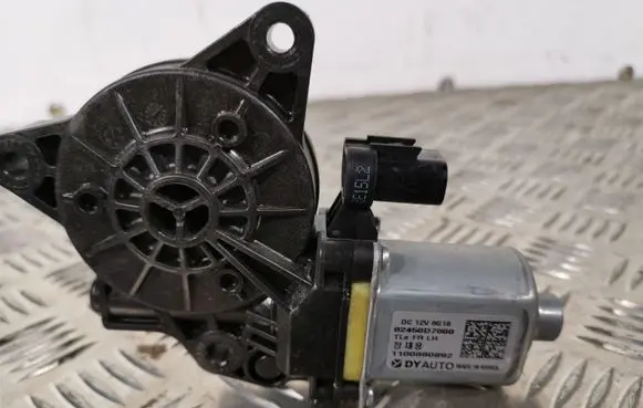 Hyundai Tucson TL Front door window regulator motor 82450D7000