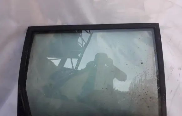 Rear door window glass