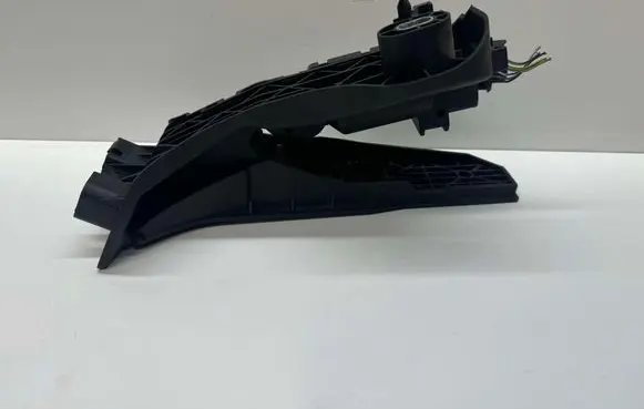Accelerator throttle pedal