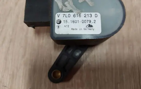 Audi Q7 4L Headlight/headlamp level sensor 7L0616213D