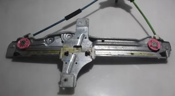 Peugeot 208 Rear window lifting mechanism without motor