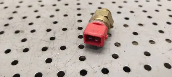 BMW 5 E39 Coolant temperature sensor 1741900 8607 BMW35C