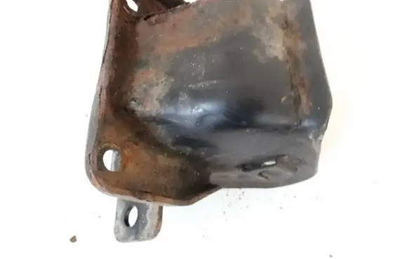 Engine mounting bracket