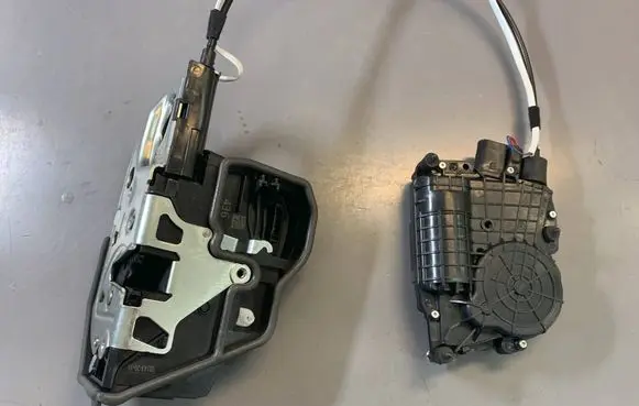 BMW 5 GT F07 Front door soft close latching motor 7149436 51217149436