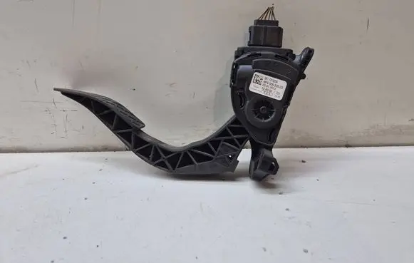 Accelerator throttle pedal