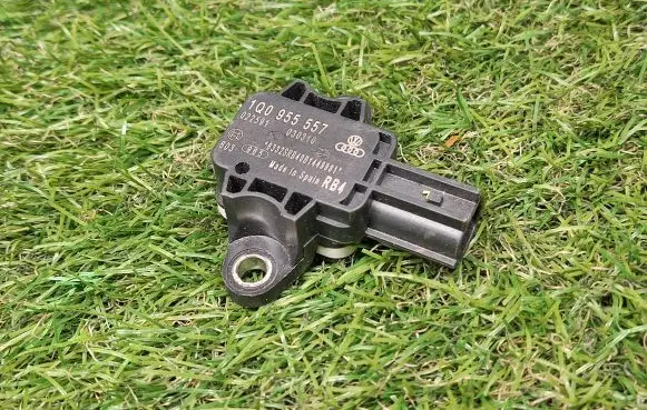 Volkswagen Polo V 6R Airbag deployment crash/impact sensor 1Q0955557