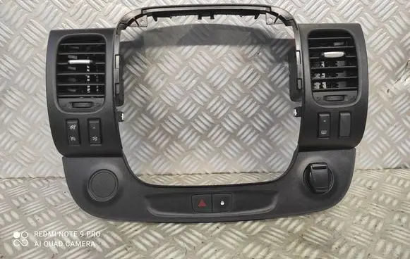 Opel Vivaro Radio/GPS head unit trim 682607479R 93452450 93452451