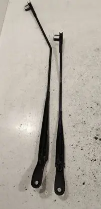 Front wiper blade arm