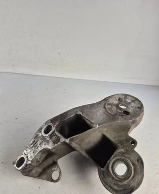 Engine mounting bracket