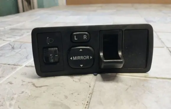 Toyota Corolla Verso E121 Wing mirror switch 777665 183574
