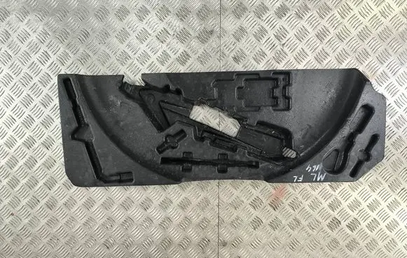 Mercedes-Benz ML W164 Tool set A1648992514