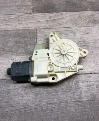Mercedes-Benz E W212 Front door window regulator motor A2048200242 971218100