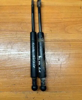 BMW 5 E39 Rear window strut damper 8190688