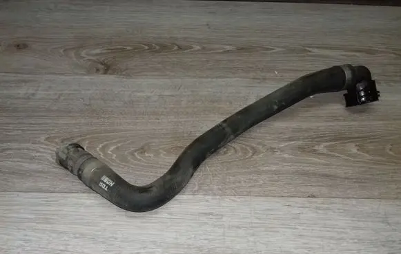 Engine coolant pipe/hose