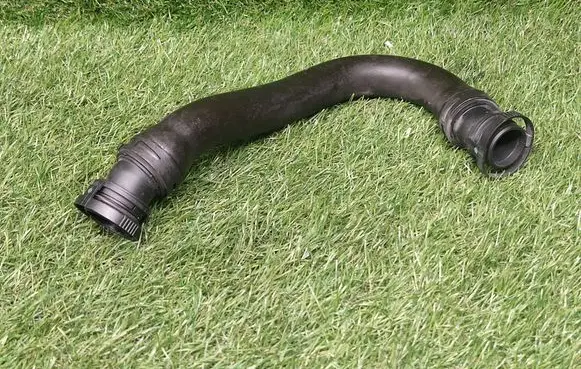 Volkswagen Jetta VI Breather/breather pipe/hose 04E131149F