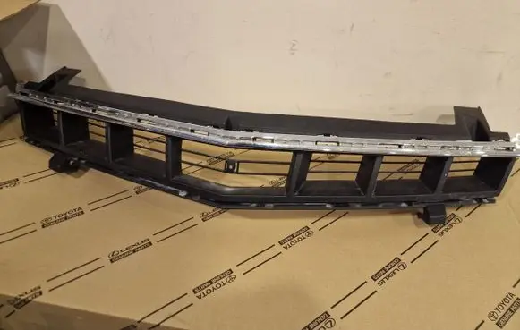 Front bumper upper radiator grill