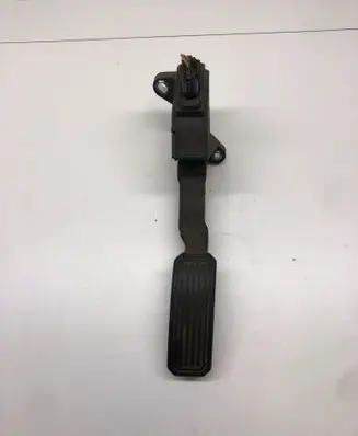 Accelerator throttle pedal