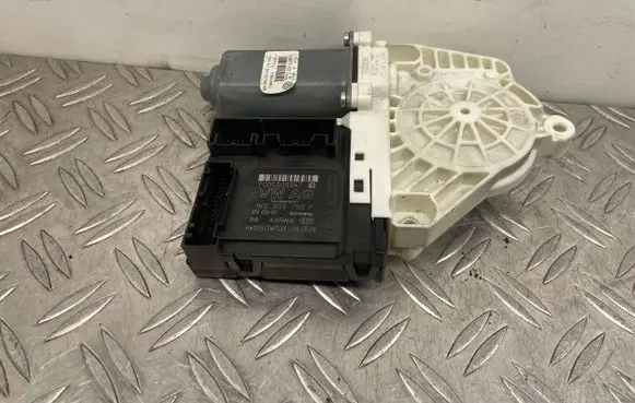 Volkswagen PASSAT CC Front door window regulator motor 1K0959793P 3C8837461J
