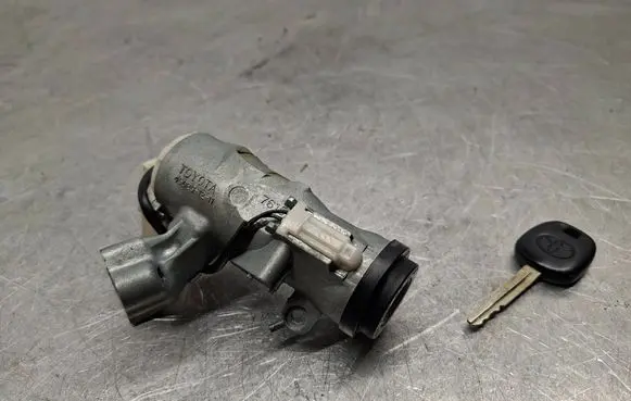 Toyota Corolla E110 Ignition lock 450201211
