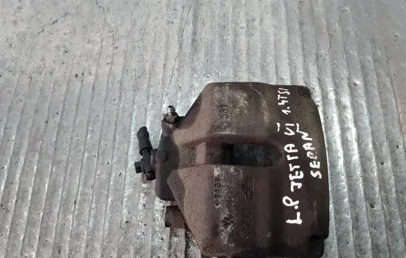 Volkswagen Jetta VI Front brake caliper
