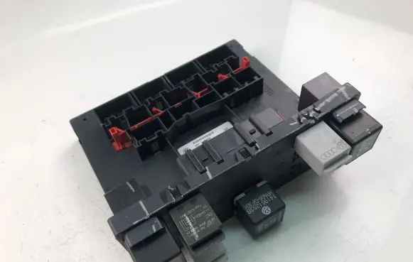 Volkswagen PASSAT B6 Fuse box set 3C0937049D