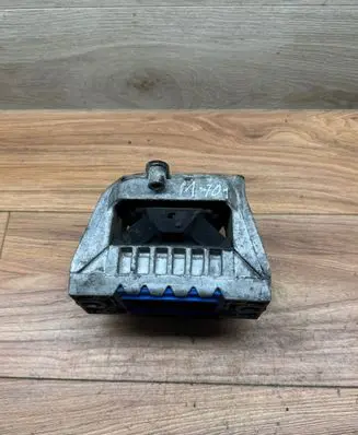 Volkswagen Golf V Engine mount bracket 1K0199262