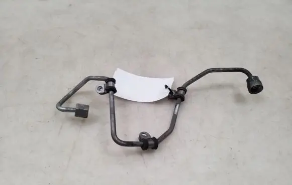 Volkswagen Tiguan Fuel injector supply line/pipe 