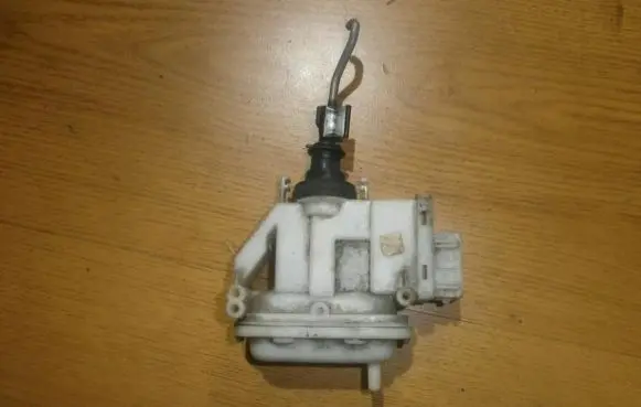 Volkswagen PASSAT B4 Central locking vacuum pump 357862153h