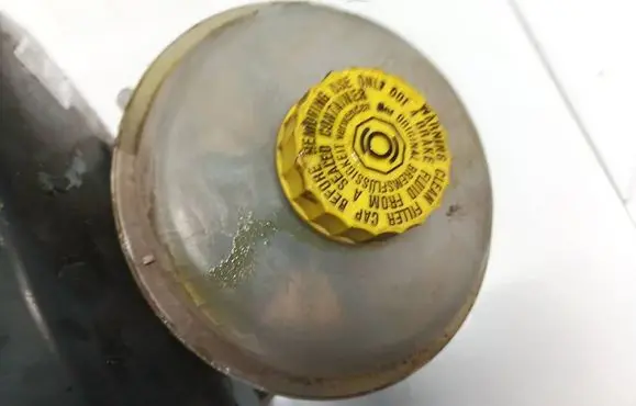 Brake fluid reservoir