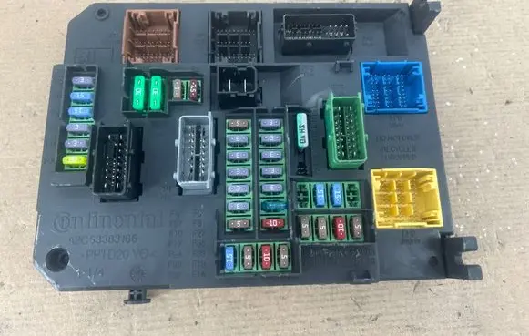 Peugeot 308 Fuse module 9806687880 S180204003B BSIQ0301