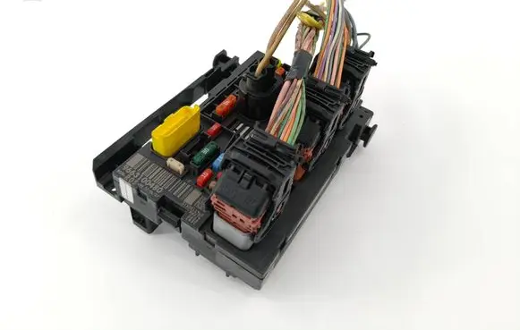 Peugeot 308 Fuse module 9663100480