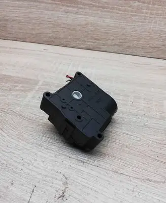 Toyota Avensis Verso Air flap motor/actuator 1138002051