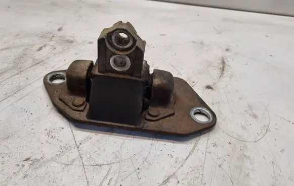 Volvo S60 Engine mount bracket 30748811