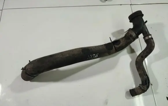 Volkswagen Touareg I Engine coolant pipe/hose