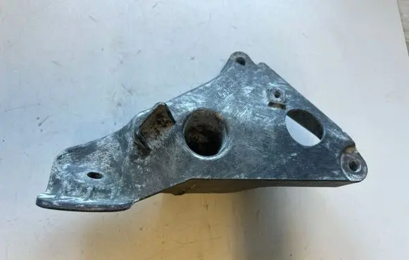 BMW 5 E60 E61 Engine mounting bracket 13807410