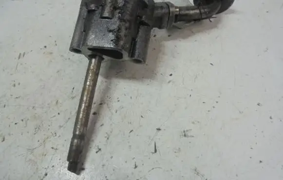 Volkswagen PASSAT Oil pump 049115153B